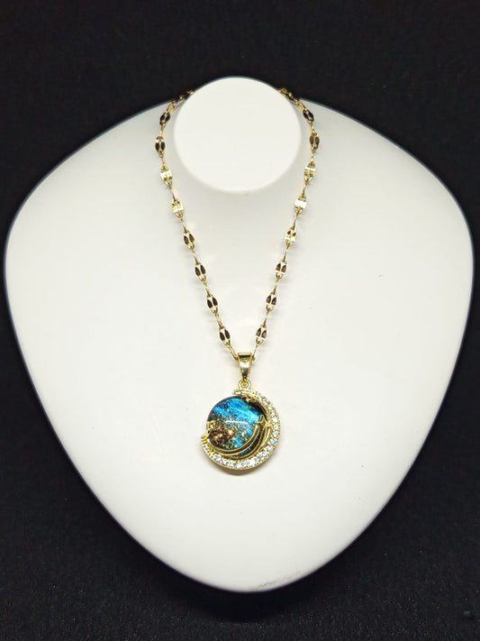 Aloura Luxe – Altın Renk Singapur Zincir Mavi Zirkon Taşlı Gezegen Çelik Kolye