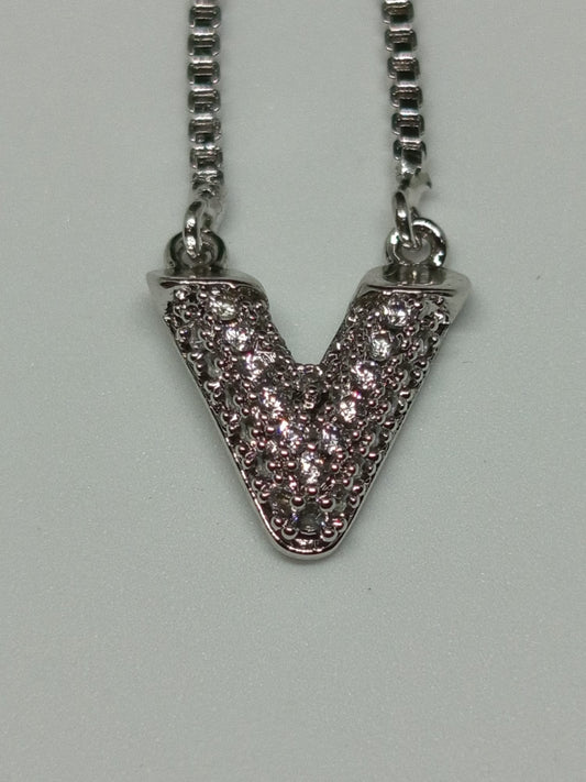 Taşlı V Harfi Zincirli Küpe